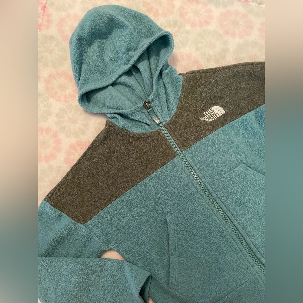 Girls North Face Fleece hooded jacket. Very good used condition. Size 5 (XXS)